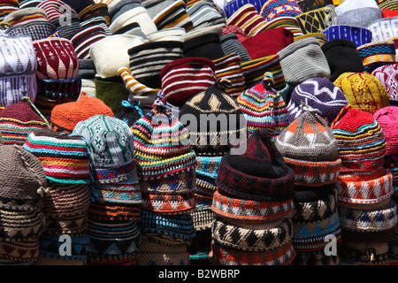 Bunt gestrickte Mützen zum Verkauf in Straßenmarkt, Marrakesch, Marokko Stockfoto