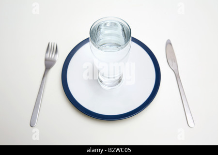 Ein Glas Wasser auf einem Teller Stockfoto