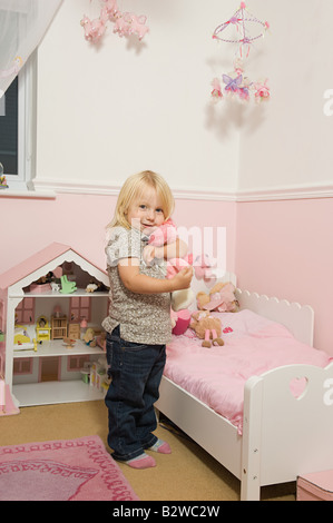 Kleines Mädchen in ihrem Zimmer Stockfoto