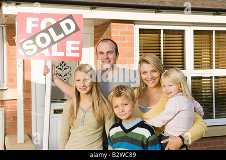 Familie außerhalb neues Haus Stockfoto