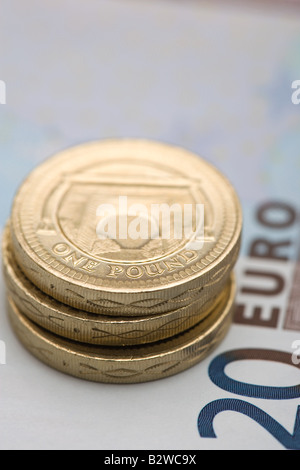 Pfund-Münzen auf Euro-Schein Stockfoto