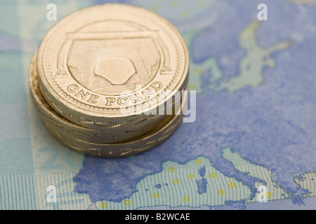 Pfund-Münzen auf Euro-Schein Stockfoto