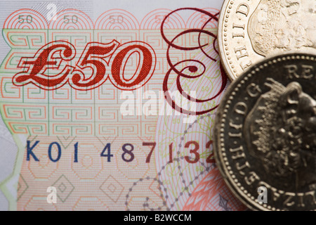 50-Pfund-Note und einem Pfund-Münze Stockfoto
