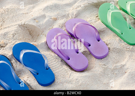 Flip Flops in Folge an einem Strand Stockfoto