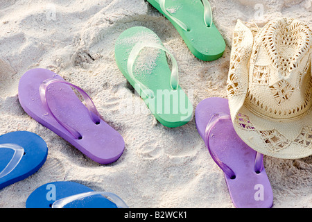 Flip Flops und ein Sonnenhut am Strand Stockfoto