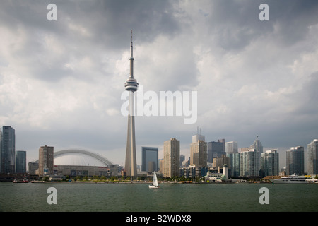 Die Rogers Center und CN Tower gesehen vom Hafen von Toronto, Ontario, Kanada. Stockfoto