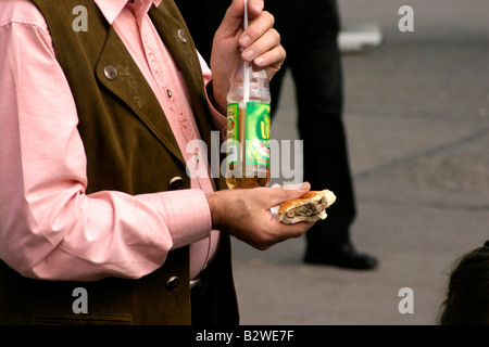 Deutsche Fast-Food Wurst Brötchen (Hot Dog) Bratwurst alkoholfreies Getränk, München Stockfoto