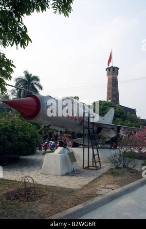 Flag-Turm und MIG-21 Kampfjet an militärische Geschichte Museum Hanoi Vietnam Stockfoto