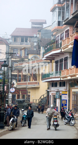 Nebel und Cloud wirbelt Runde Hotel Balkon und Gebäude Hügelstadt Sapa Nord-Vietnam Stockfoto