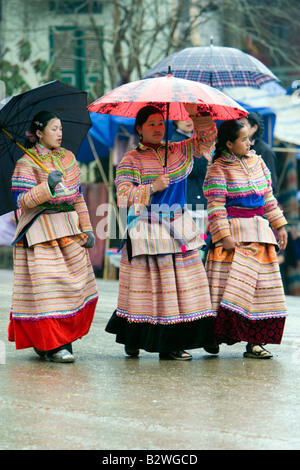 Bac Ha Bergvolk Markt bekannt für bunte Blume Hmong Händler Nord-Vietnam Stockfoto