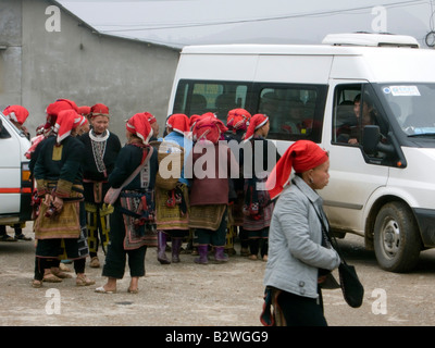 Red Dzao Bergvolk Frauen pochen Runde Touristen und Touristenbusse Kunsthandwerk Ta Phin Dorf in der Nähe von Sapa Vietnam zu verkaufen Stockfoto
