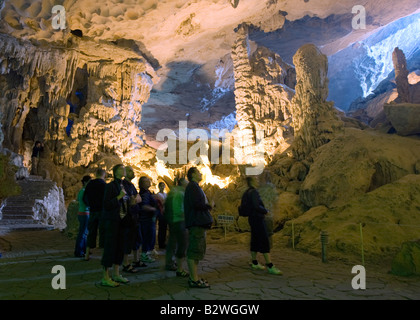 Besucher gehen durch Sung Sot hängen oder Amazing Höhle ein beliebtes Touristenziel in Halong Bucht Vietnam Stockfoto