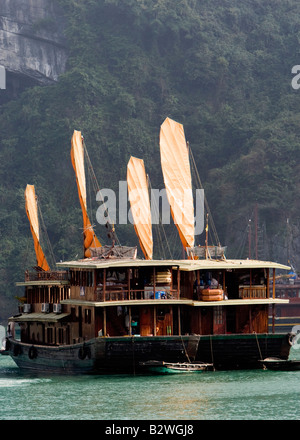 Touristischen Kreuzfahrt Dschunken Halong Bucht Vietnam Stockfoto