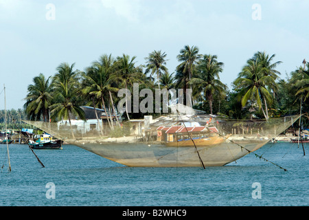 Traditionelle Schaufel heben Fischernetz vor Cua Dai Kai historische Hoi An Vietnam Stockfoto