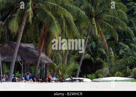 Besucher entspannen unter Palmen am weißen Sandstrand Cham Island vor historischen Hoi An Vietnam Stockfoto