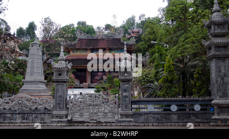 Große weiße Buddha-Statue im Nebel über Long Son Pagode Nha Trang Vietnam Stockfoto