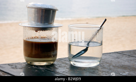 Vietnamesische Filterkaffee im Glas mit Kondensmilch Insel Phu Quoc Vietnam individuell gefertigt Stockfoto