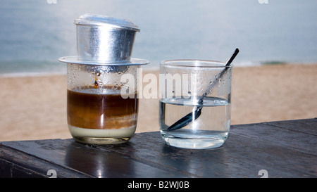 Vietnamesische Filterkaffee im Glas mit Kondensmilch Insel Phu Quoc Vietnam individuell gefertigt Stockfoto