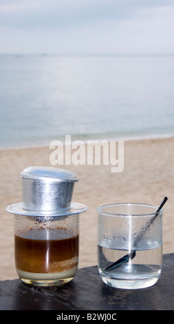 Vietnamesische Filterkaffee im Glas mit Kondensmilch Insel Phu Quoc Vietnam individuell gefertigt Stockfoto