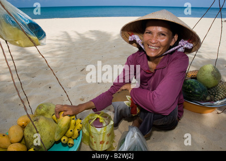 Konische Hut Frau tropischen Obstverkäufer Long Beach Phu Quoc Island, Vietnam Stockfoto, Bild ...