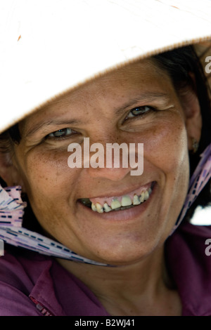 Konische Hut Frau tropischen Obstverkäufer Long Beach Phu Quoc Island, Vietnam Stockfoto