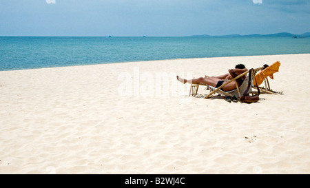 Paar entspannen Sie sich in Liegestühlen am weißen Sandstrand Long Beach Phu Quoc Island-Vietnam Stockfoto
