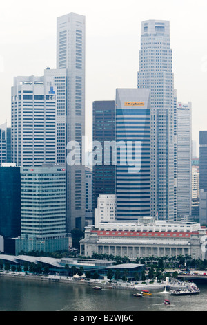 Bankenviertel-Hochhäusern und Spalte vor der Fullerton Hotel Singapore Flyer anzeigen Stockfoto