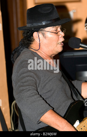 Gitarrist Entertainer in Geograph Cafe Brennpunkt Jonker Walk Nachtmarkt Malacca Malaysia Stockfoto