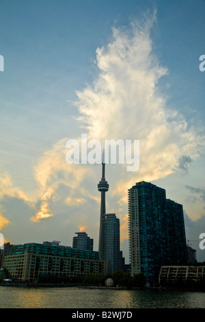 Toronto Skyline Silhouette mit Cloud Form. Stockfoto