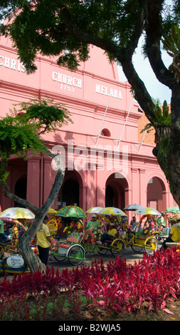 Touristischen Rikschas außerhalb kolonialen Christus Kirche Dutch Square Malacca Malaysia Stockfoto