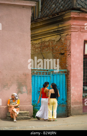 Zwei Generationen von Frauen in der Nähe von Bahnhof Gara du Nord in Bukarest Rumänien Europa Stockfoto