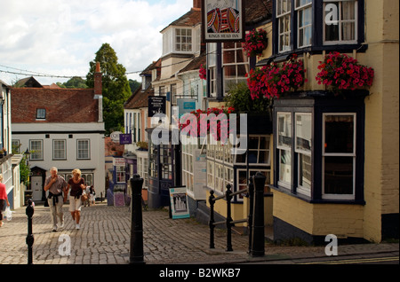 Lymington eine georgische Marktstadt Geschäft Geschäftsräume Hampshire England Pub und bunten Eigenschaften in der Nähe der berühmten New Forest Stockfoto