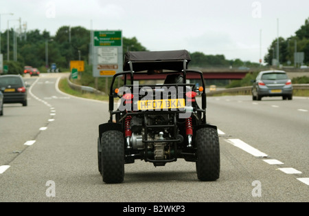 PGO Straße rechtlichen Buggy fahren entlang einer öffentlichen Straße England UK Stockfoto