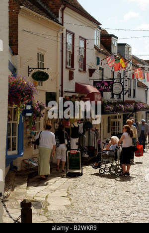 Lymington Geogian Marktgemeinde geschäftlichen Räumlichkeiten Hampshire England A segelndes Zentrum Resort Quay Street Shopper Stockfoto