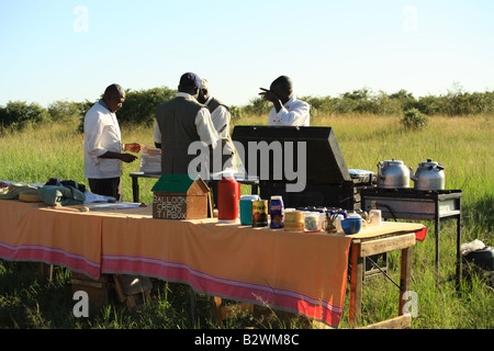 Vorbereitung ein Buschfrühstück nach einer Ballonsafari Kenia Afrika Stockfoto