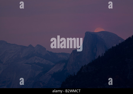 Full Moon Rising über Half Dome im Yosemite Stockfoto