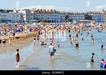 View of the people crowded onto Weymouth beach on a summers afternoon Stockfoto