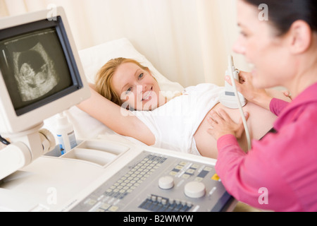 Schwangere Frau immer Ultraschall von Arzt Stockfoto