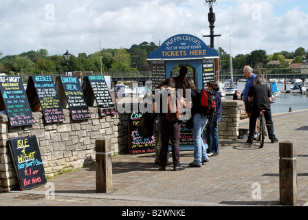 Lymington Stadt Kai Boot Reise Touristen an Kasse Hamshire südlichen England UK Stockfoto