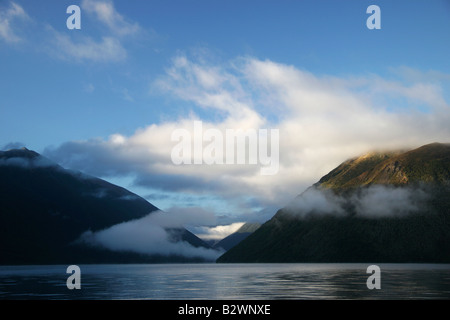 Am frühen Morgen Wolke über Lake Rotoiti im Nelson Lakes National Park in der Nähe von St. Arnaud, Südinsel, Neuseeland Stockfoto