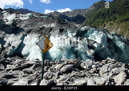 Warnschild an der Eisfront der Franz Josef Glacier in Westland NP, an der Westküste der Südinsel, Neuseeland Stockfoto