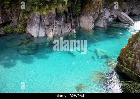 Tiefen azurblauen Gletscher gespeist Wasser der blauen Pools in Mt Aspiring National Park, Otago, Südinsel, Neuseeland Stockfoto