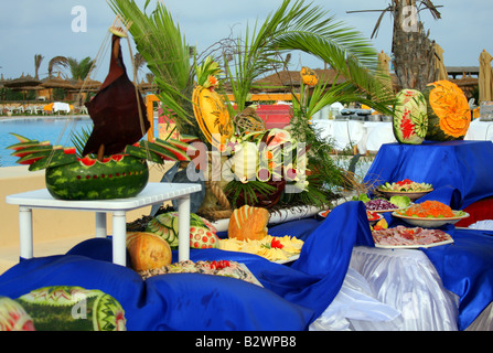 Einrichtung der tropischen Speisen und Obst am Pool. Stockfoto