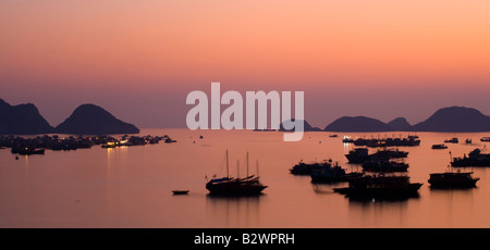 Vietnam Nord Vietnam Halong Bay harbour rosa Sonnenuntergang Abendrot in der Abenddämmerung über Cat Ba auf Cat Ba Island Stockfoto