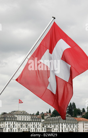 Schweizer Flagge auf einem Passagierschiff Fähre auf dem Vierwaldstättersee, Zentralschweiz Stockfoto