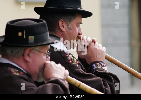 Alphornbläser in traditioneller Tracht während Jodlerfest in Malters, in der Nähe von Luzern, Zentralschweiz Stockfoto