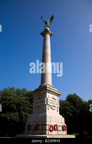 Der Kenotaph in Mowbray Gärten, Sunderland. Die Statue erinnert an die Opfer des ersten und zweiten Weltkrieg. Stockfoto