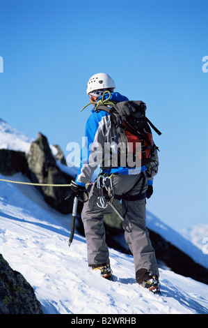 Bergsteiger, die verschneiten Berg (Tiefenschärfe) Stockfoto