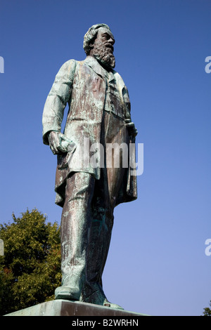 Die Statue von John Candlish MP (1815-1874) in Mowbray Gärten in Sunderland. Er besaß ein Glas-Geschäft. Stockfoto