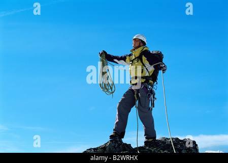 Bergsteiger, Stand am Anfang von Berg (Tiefenschärfe) Stockfoto